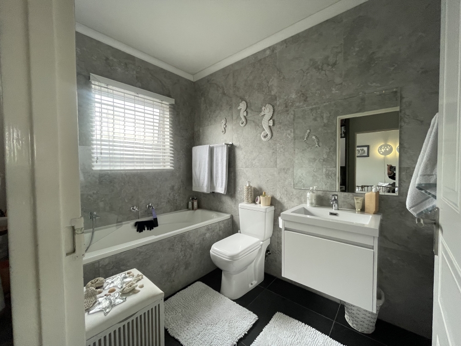 3 Bedroom Property for Sale in Sunningdale Western Cape